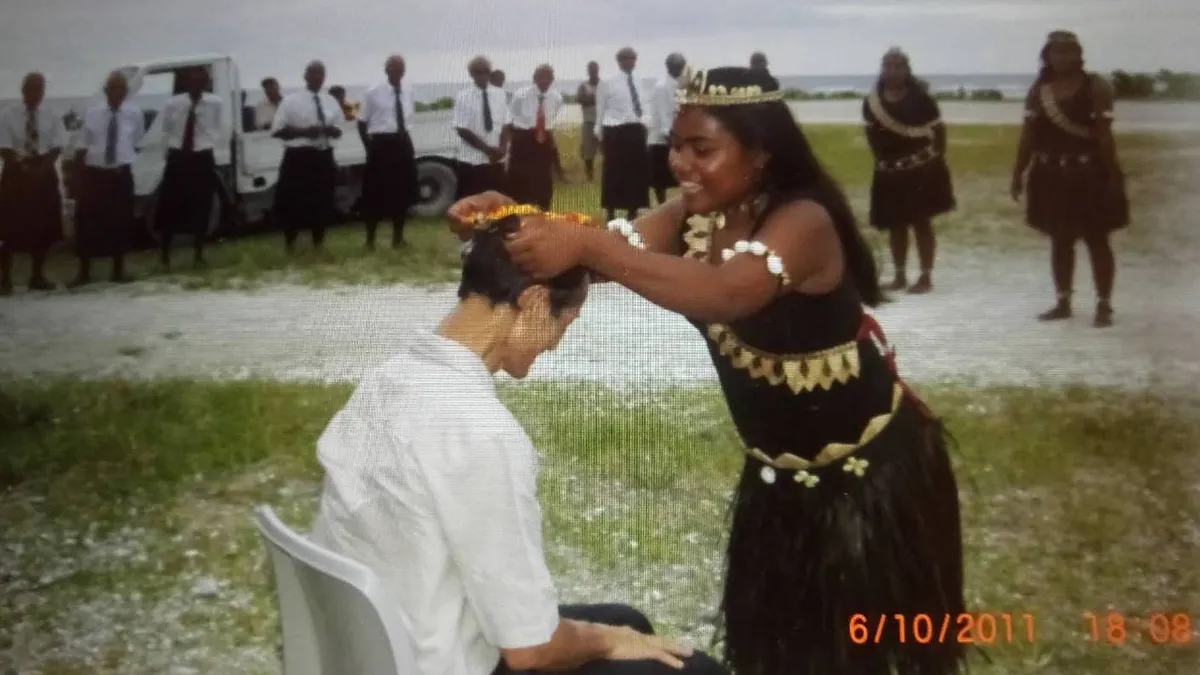 台灣前駐吉里巴斯大使何登煌20日接受自由亞洲電台專訪表示,2011年,他受邀前往吉里巴斯外島BEKIN,受到最崇高的禮遇。(何登煌提供)