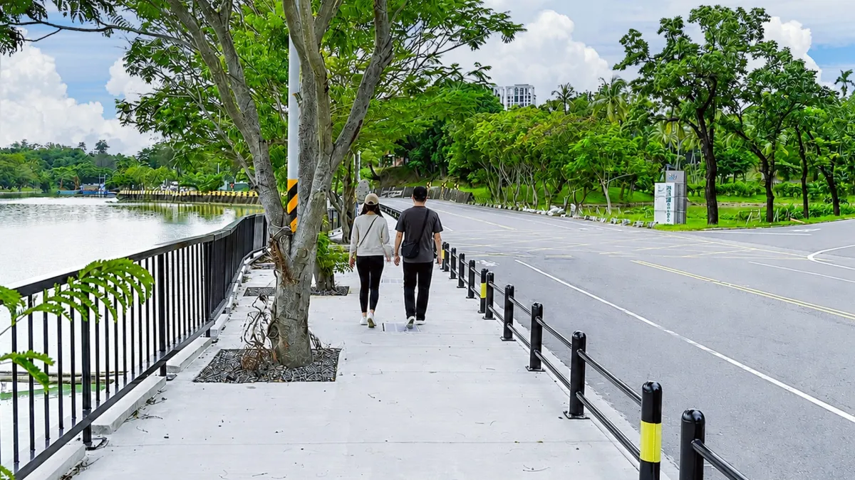 高雄市鳥松區文前路完成 1.4 公里實體人行道與路面翻新,提供民眾與遊客更安全的澄清湖湖畔散步環境。(圖/取自高雄市政府)