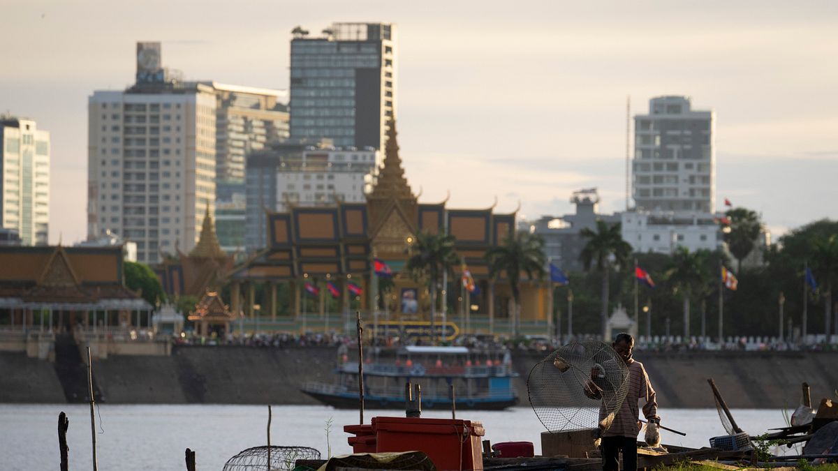 許多台灣人被騙到柬埔寨,在當地進行電信詐騙、人口販運,被凌虐、被轉賣、被性侵,甚至活摘器官致死。圖為柬埔寨首都金邊一景。(美聯社) 許多台灣人被騙到柬埔寨,在當地進行電信詐騙、人口販運,被凌虐、被轉賣、被性侵,甚至活摘器官致死。圖為柬埔寨首都金邊一景。(美聯社)