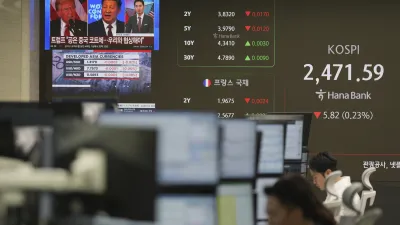 2025年4月16日,南韓韓亞銀行外匯交易辦公室的螢幕上,顯示著韓國綜合股價指數(KOSPI),以及美國總統川普和中國國家主席習近平的新聞畫面。