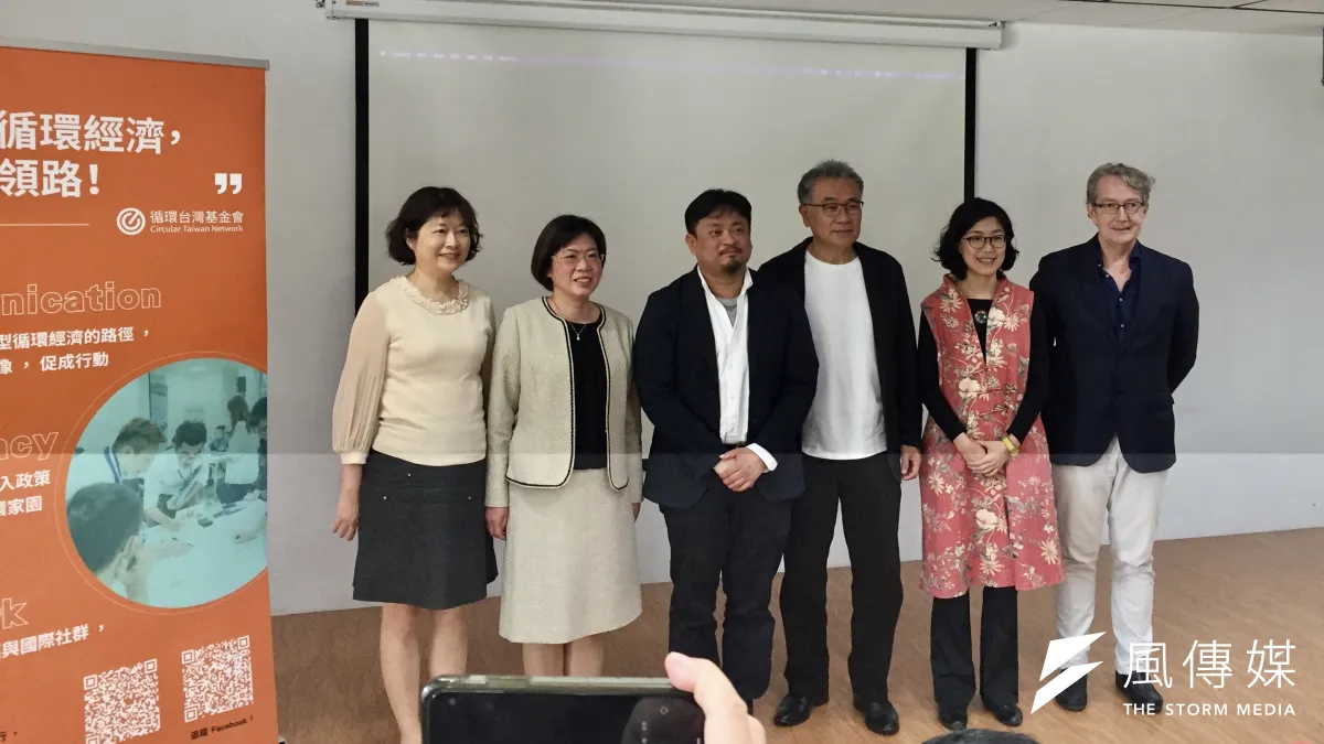 《循環台灣》新書發表會,荷蘭經濟暨氣候部資深顧問紀維德(右1)、循環台灣基金會執行長陳惠琳(右2)、循環台灣基金會董事長黃育徵(右3)、立委洪申翰(右4)、環保署廢管處長賴瑩瑩(左2)等人合影。(謝錦芳攝)