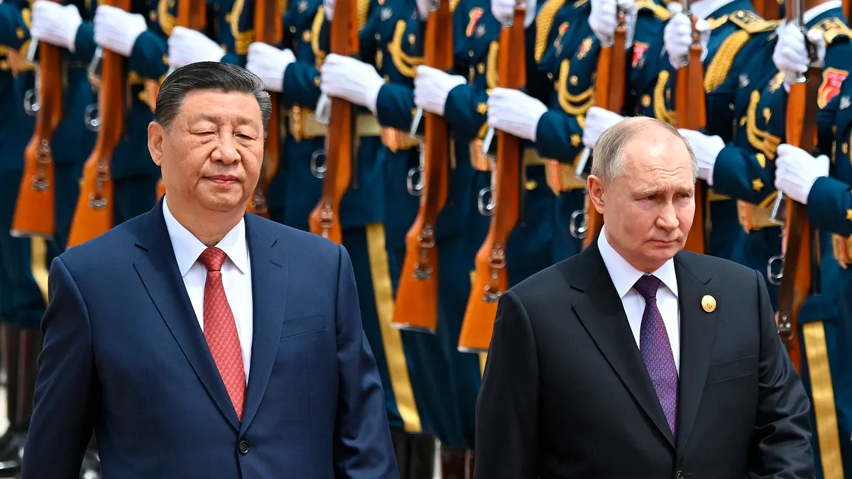 2024年5月16日、中国国家主席習近平とロシア大統領プーチンが歓迎式典で儀仗隊を閲兵。(AP通信)