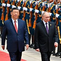 2024年5月16日、中国国家主席習近平とロシア大統領プーチンが歓迎式典で儀仗隊を閲兵。(AP通信) 2024年5月16日、中国国家主席習近平とロシア大統領プーチンが歓迎式典で儀仗隊を閲兵。(AP通信)