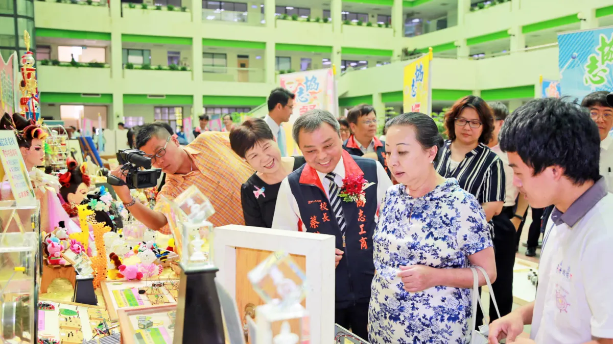 嘉義學子展現學習成果,張花冠縣長勉勵向吳寶春、吳季剛看齊行行出狀元。〔圖/嘉義縣政府提供〕