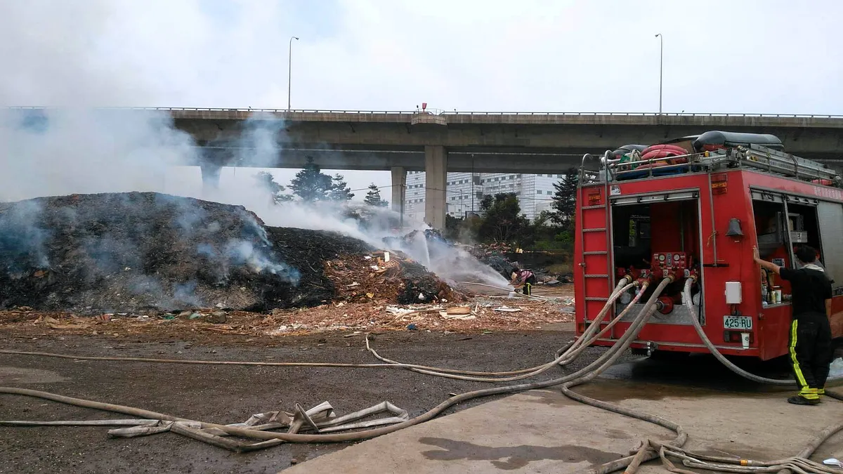 桃園市中壢區的忠福掩埋場25日上午6點發生火警。(圖/桃園市環保局提供)