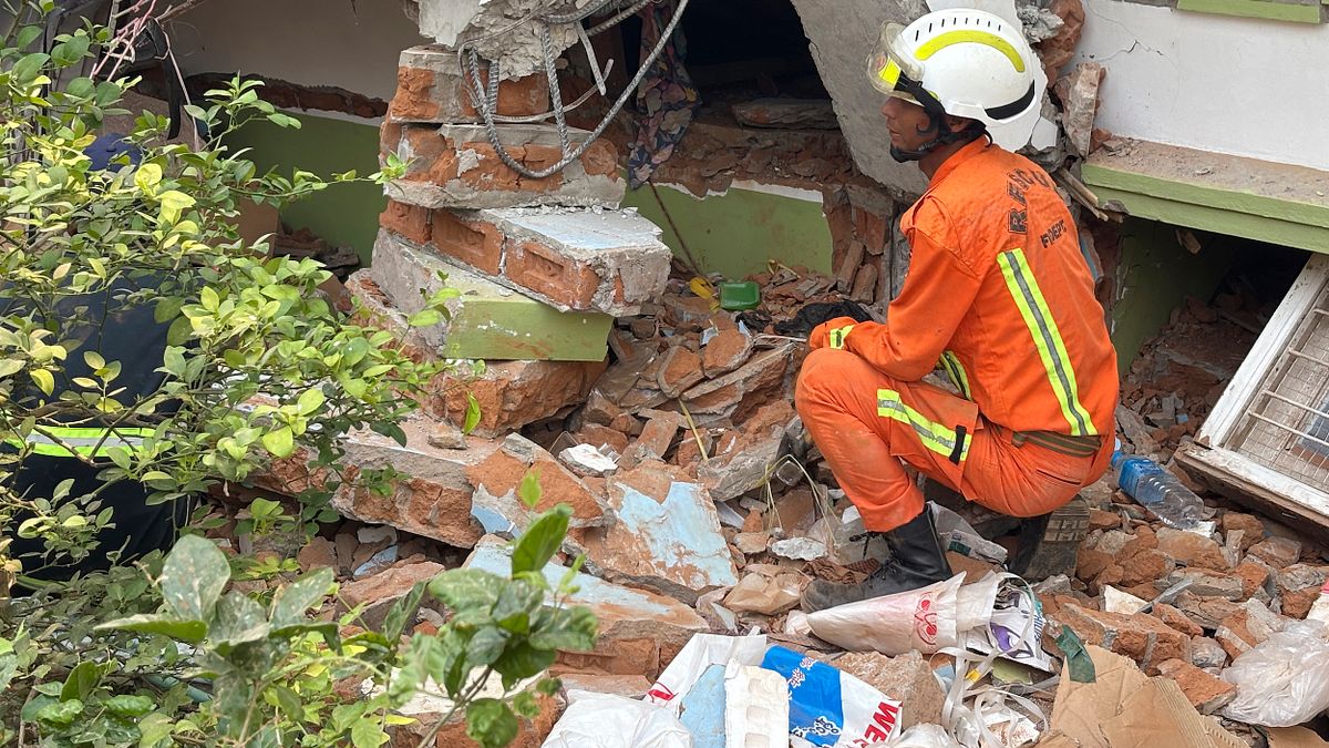 緬甸的救援人員正在奈比都尋找強震倒塌建物下的生還者。(美聯社) 緬甸的救援人員正在奈比都尋找強震倒塌建物下的生還者。(美聯社)
