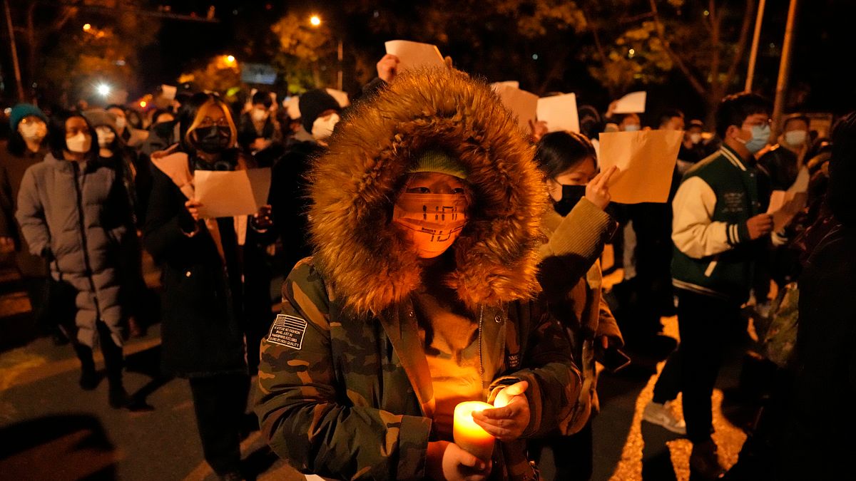 2022年11月27日,北京民眾上街反封控,白紙運動。(AP) 2022年11月27日,北京民眾上街反封控,白紙運動。(AP)