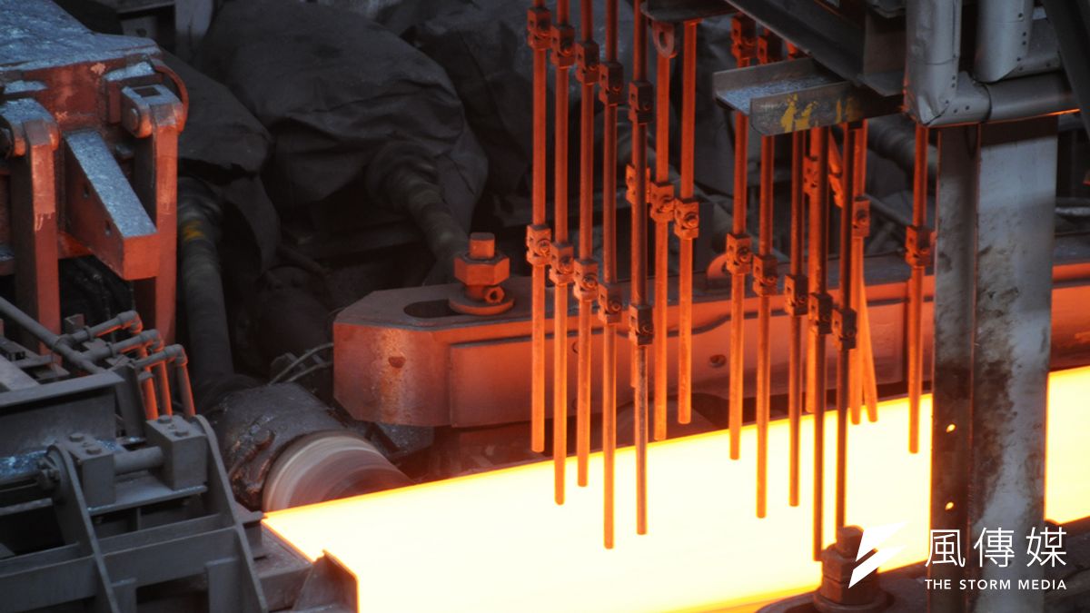 《廢清法》修法後,爐渣廢棄物無處可去,鋼鐵業者為此拜會環保署,而公共工程會也因此修法,開放公共工程使用轉爐石等爐渣資源化產品。圖為煉鋼鍛鑄過程。(圖/Sou-Yi Yang@Flickr) 《廢清法》修法後,爐渣廢棄物無處可去,鋼鐵業者為此拜會環保署,而公共工程會也因此修法,開放公共工程使用轉爐石等爐渣資源化產品。圖為煉鋼鍛鑄過程。(圖/Sou-Yi Yang@Flickr)