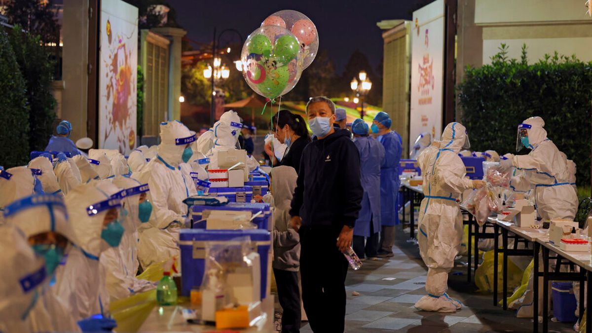 2021年,上海迪士尼樂園的數萬名遊客和工作人員排隊接受核酸檢測後才能離園。(資料照,AP) 2021年,上海迪士尼樂園的數萬名遊客和工作人員排隊接受核酸檢測後才能離園。(資料照,AP)