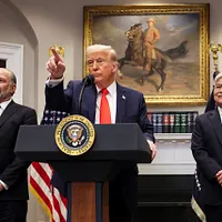 2025年3月3日、アメリカのトランプ大統領(中央)と台積電会長の魏哲家(右)がホワイトハウスで、台積電が米国への投資を少なくとも1000億ドルに増額すると発表。(資料写真、AP通信) 2025年3月3日、アメリカのトランプ大統領(中央)と台積電会長の魏哲家(右)がホワイトハウスで、台積電が米国への投資を少なくとも1000億ドルに増額すると発表。(資料写真、AP通信)