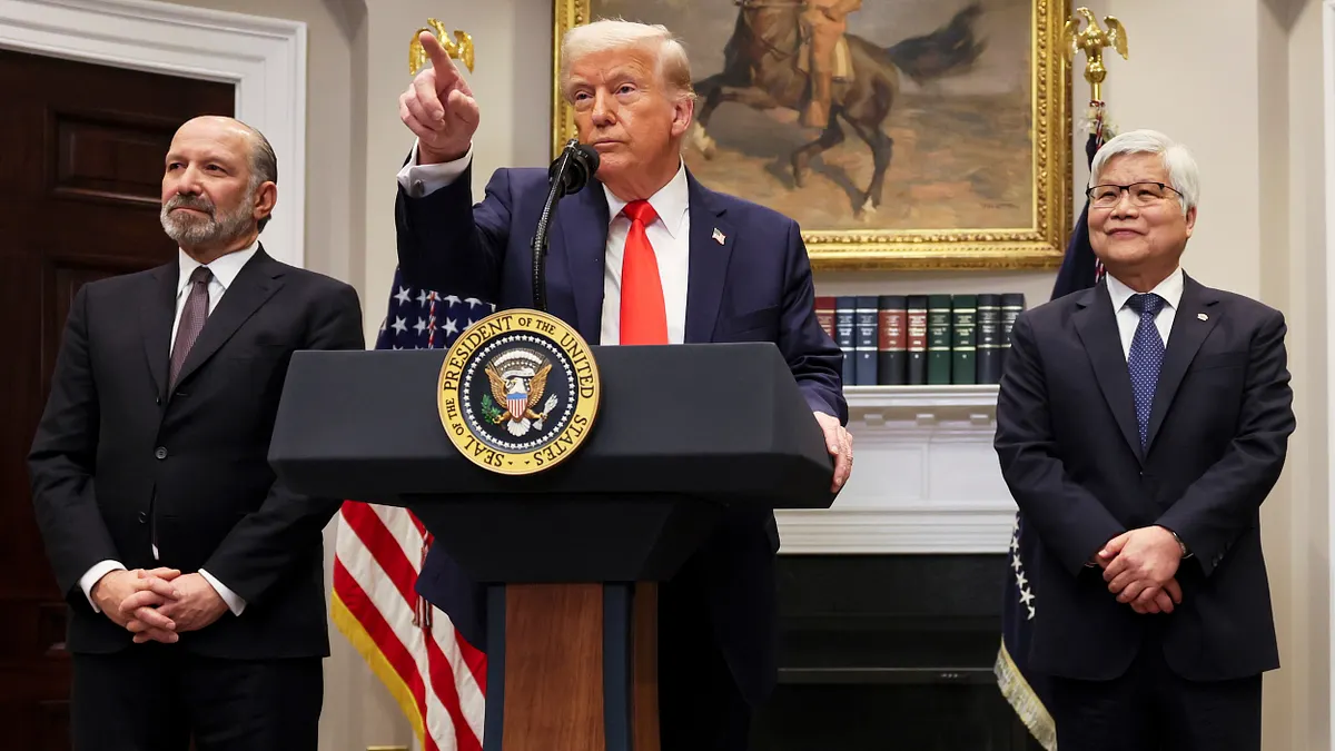 2025年3月3日,美國總統川普與台積電董事長魏哲家、商務部長盧特尼克在白宮羅斯福廳召開記者會。(美聯社)