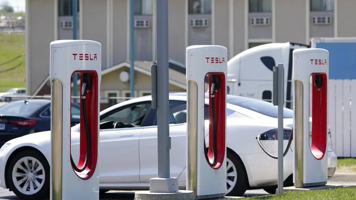 加州是美國電動車(EV)的銷售重鎮,不過由於家用充電樁的充電速度太慢,訪調顯示,約有1/5的加州電動車主又回頭改用汽油車。(美聯社)