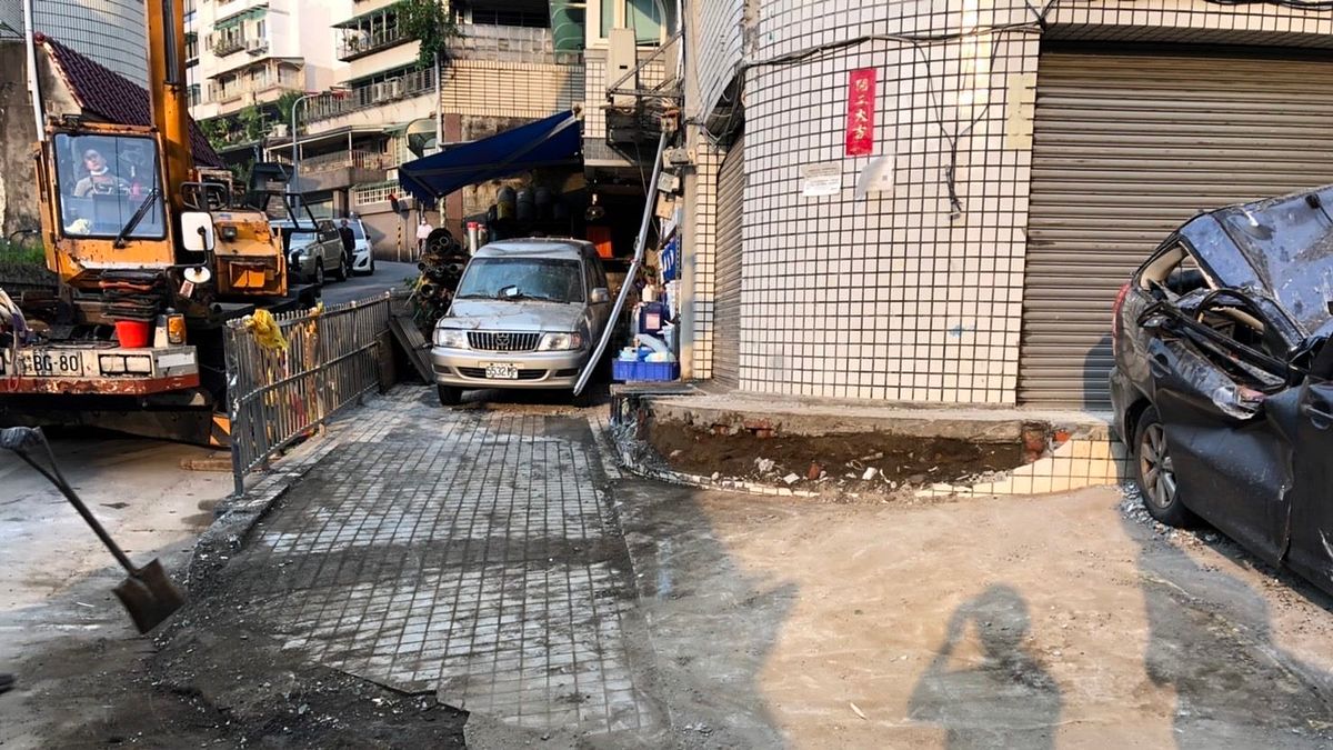 再興社區住宅頂樓女兒牆崩落意外,經初勘後認定結構無立即性危險,建管處將協助重建作業。(圖/臺北市政府建管處提供) 再興社區住宅頂樓女兒牆崩落意外,經初勘後認定結構無立即性危險,建管處將協助重建作業。(圖/臺北市政府建管處提供)