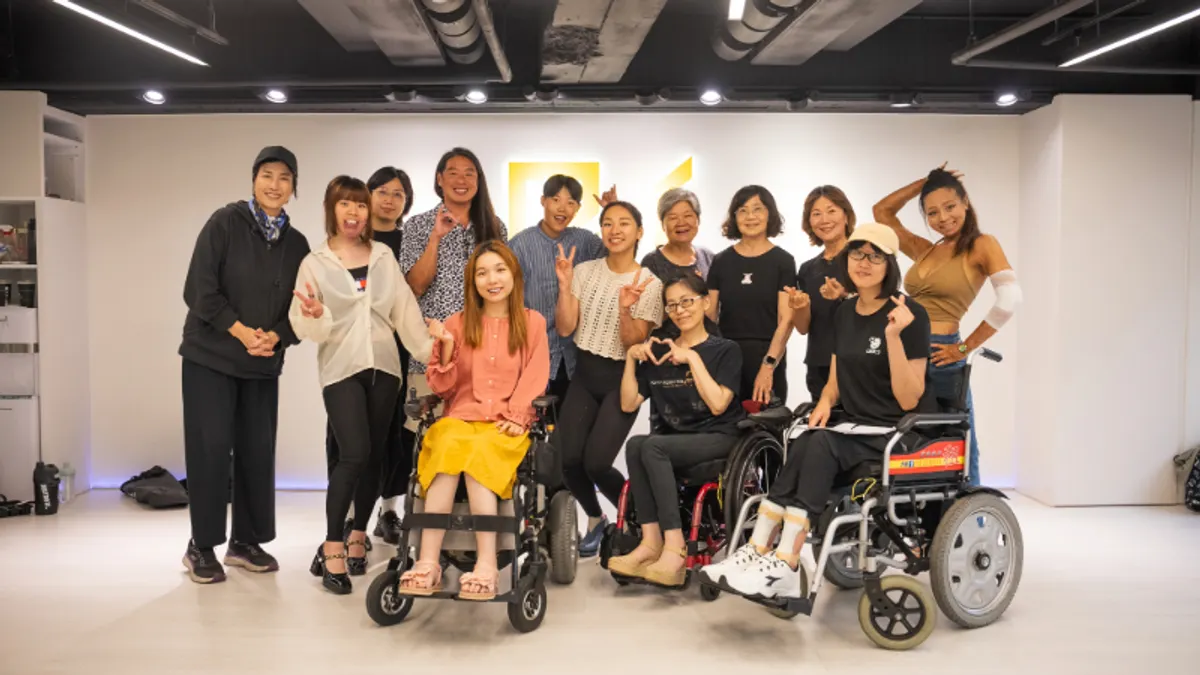 WET發表品牌最新設計款泳裝,邀請多元族群:長輩、輪椅人、燒傷與顏損者一起走秀。(圖/業者提供)