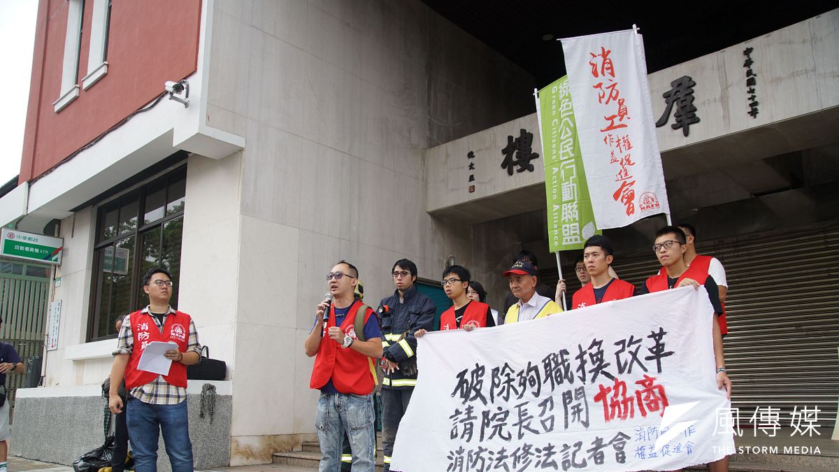 台中大雅區工廠大火2消防員不幸殉職,消防員工作權益促進會3日召開「破除殉職換改革,請院長召開協商」記者會,推動《消防法》修法。(盧逸峰攝) 台中大雅區工廠大火2消防員不幸殉職,消防員工作權益促進會3日召開「破除殉職換改革,請院長召開協商」記者會,推動《消防法》修法。(盧逸峰攝)