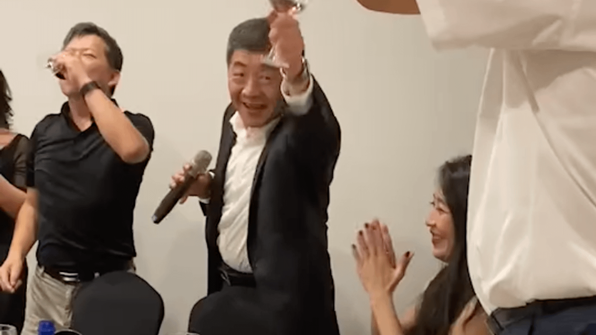 據報導,與衛生福利部長陳時中同行唱歌的女子陳曉蓁,是福建平潭招商局副局長。(資料照,取自楊植斗臉書) 據報導,與衛生福利部長陳時中同行唱歌的女子陳曉蓁,是福建平潭招商局副局長。(資料照,取自楊植斗臉書)