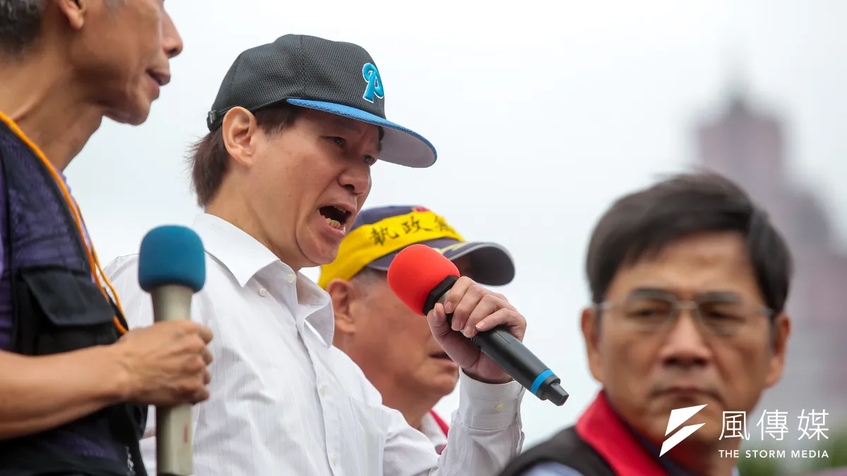 前警政署高官耿繼文到場聲援八百柱上反年改,並對維安員警喊話,稱他們退休下場會更慘。(顏麟宇攝)