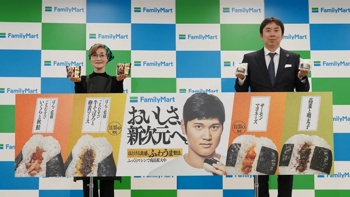 大谷翔平選手が「最優秀おむすびパーソン(MVOP)」に選出され、ファミリーマートの「おいしさ、新次元へ。」新商品発表会では、新ビジュアルや新CMに加え、ぼんご・右近氏によるライブ握りも披露された。(写真/ファミリーマートPR事務局提供) 大谷翔平選手が「最優秀おむすびパーソン(MVOP)」に選出され、ファミリーマートの「おいしさ、新次元へ。」新商品発表会では、新ビジュアルや新CMに加え、ぼんご・右近氏によるライブ握りも披露された。(写真/ファミリーマートPR事務局提供)