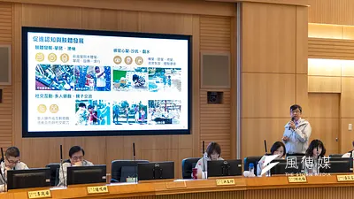 農業局局長諶錫輝進行專題報告。(圖/李梅瑛攝)