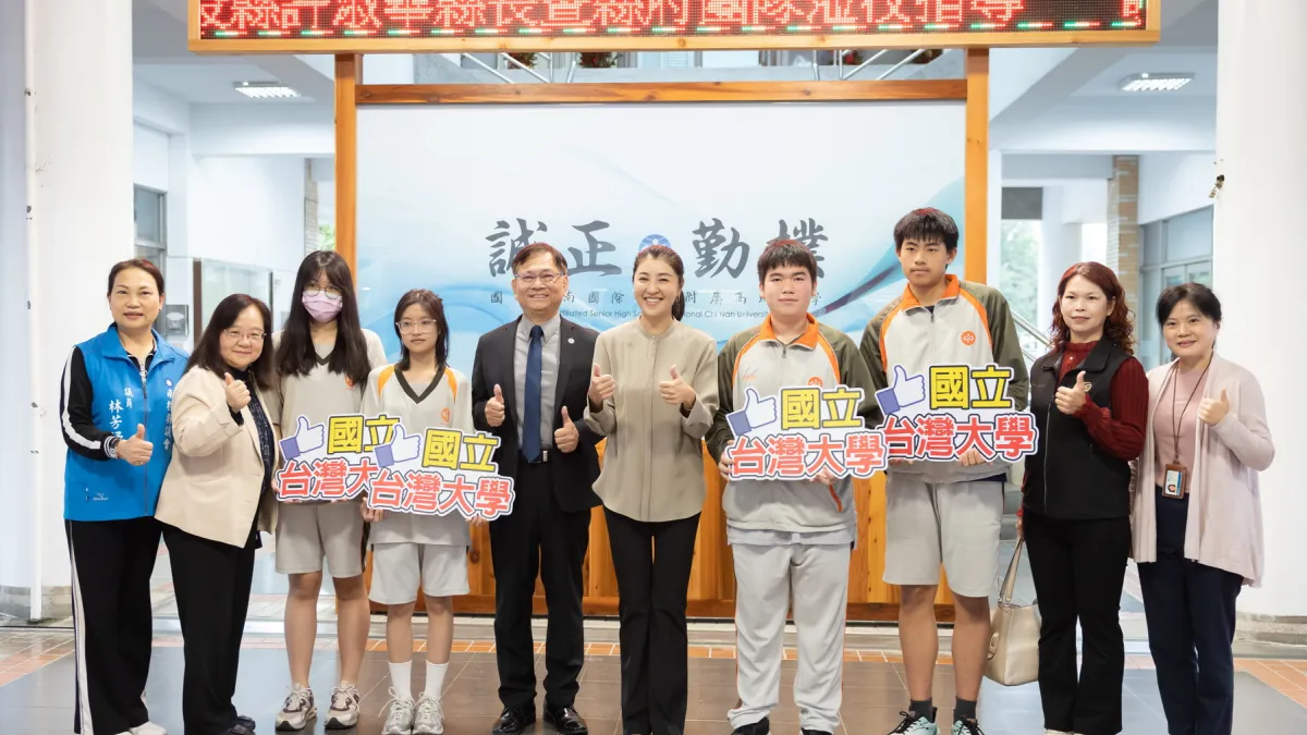 南投縣長許淑華19日出席暨大附中特殊選才公布,祝賀錄取同學。(圖/南投縣政府)