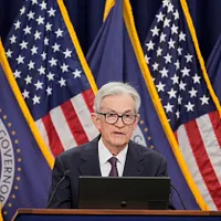 2025年6月24日、FRB議長のジェローム・パウエル氏がワシントンのキャピトルヒルに到着し、下院金融サービス委員会の公聴会に参加した。(AP通信) 2025年6月24日、FRB議長のジェローム・パウエル氏がワシントンのキャピトルヒルに到着し、下院金融サービス委員会の公聴会に参加した。(AP通信)