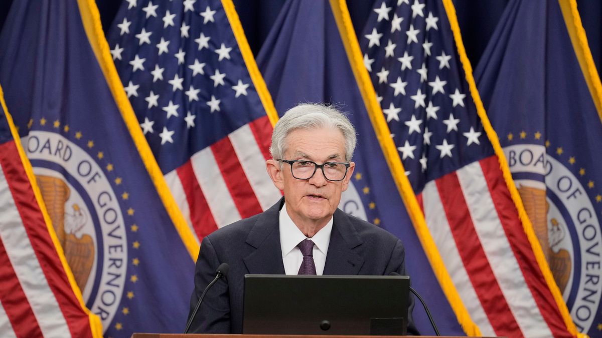 2025年6月24日、FRB議長のジェローム・パウエル氏がワシントンのキャピトルヒルに到着し、下院金融サービス委員会の公聴会に参加した。(AP通信) 2025年6月24日、FRB議長のジェローム・パウエル氏がワシントンのキャピトルヒルに到着し、下院金融サービス委員会の公聴会に参加した。(AP通信)