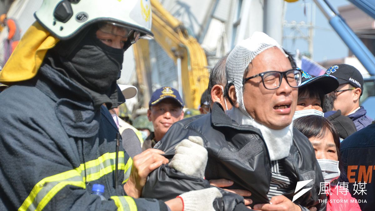 南台灣大地震,搶救台南維冠金龍大樓災民(陳明仁攝) 南台灣大地震,搶救台南維冠金龍大樓災民(陳明仁攝)