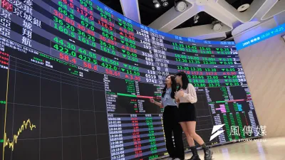 許多人規劃退休生活時,習慣性地將目光放在高股息 ETF 的配息收入。然而,理財專家提出新的思考方向:與其被動等待配息,不如主動賣掉獲利的股票,為自己每月「加薪」。(圖/劉偉宏攝)