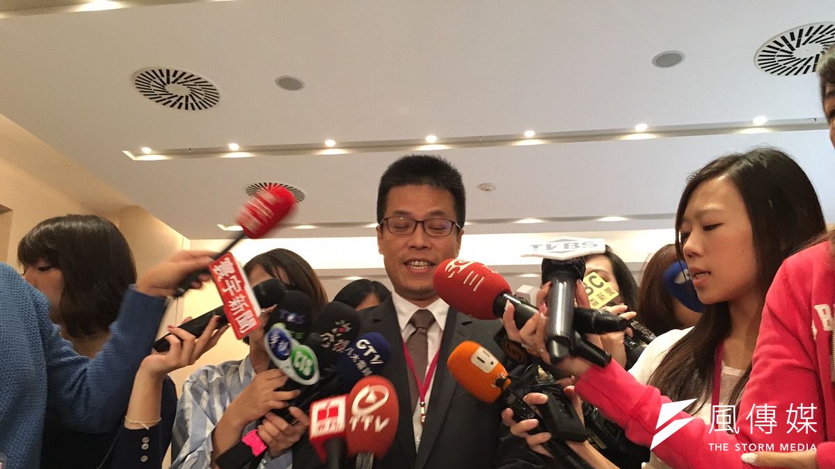 總統府發言人黃重諺29日表示,對於總統專機遭恐嚇放置炸彈一事,安全單位全程都有掌握。(顏振凱攝) 總統府發言人黃重諺29日表示,對於總統專機遭恐嚇放置炸彈一事,安全單位全程都有掌握。(顏振凱攝)