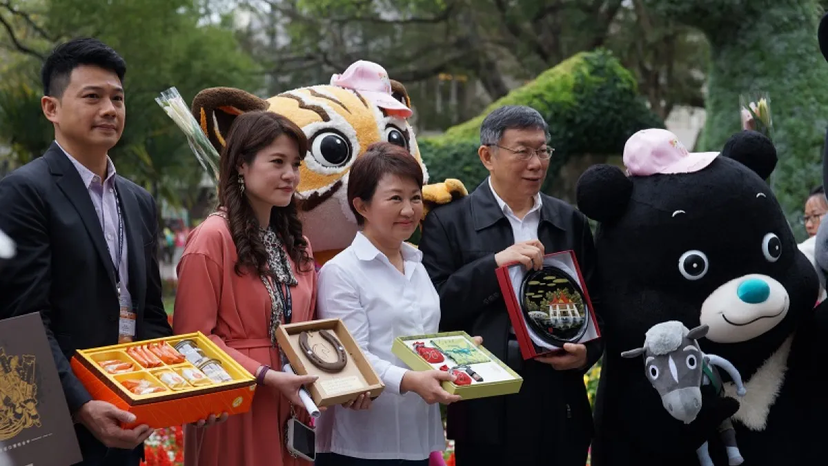 林筱琪(左2)先後曾任台中市政府和台北市政府的正副發言,圖為林筱琪與兩位「前長官」─台中市長盧秀燕(中)和前台北市長柯文哲(右)(作者提供)