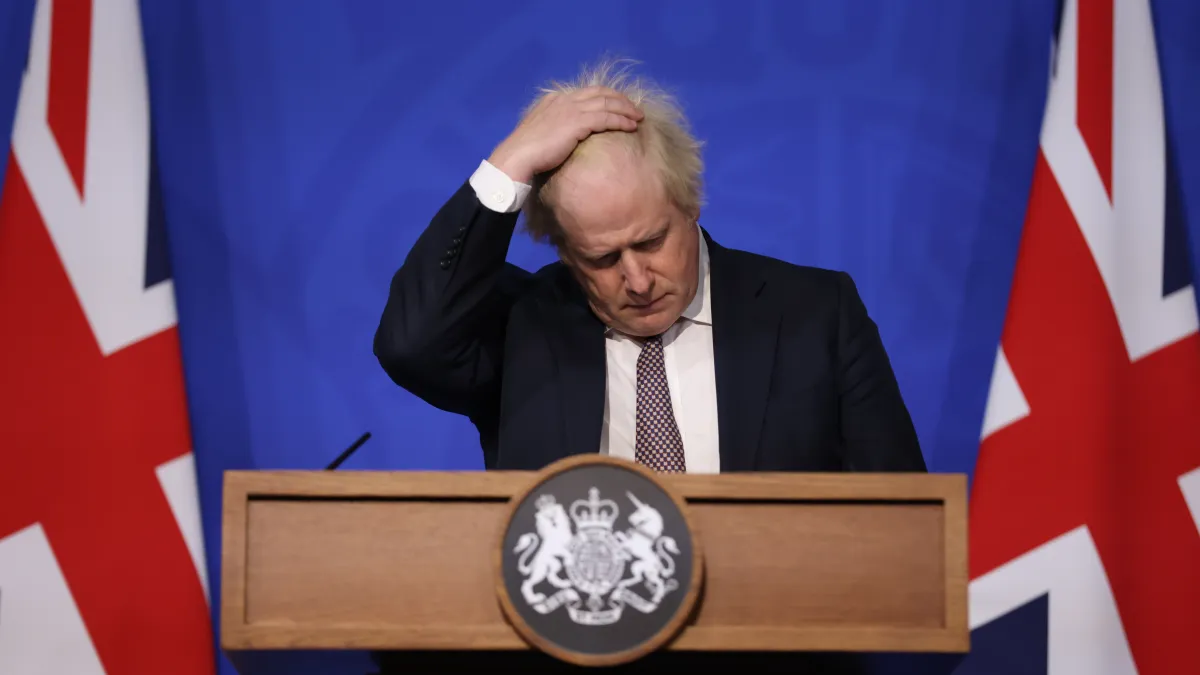 2021年11月,英國出現新冠病毒「Omicron變異株」病例,首相強森緊急宣布加強防疫(AP)