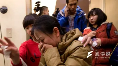 焦急等待消息的馬航班機中國乘客親友。(美聯社)