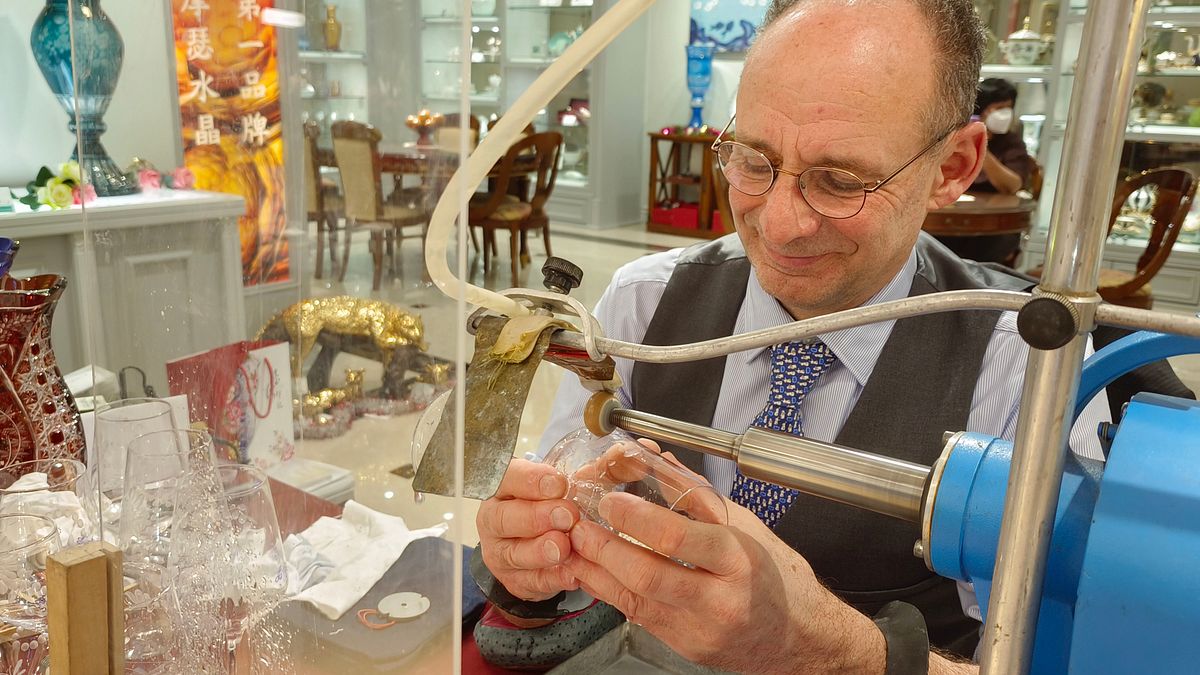 國裕麥森水晶雕刻大展,邀請到德國大師路茲.賀夫演譯一場藝術饗宴。(圖/徐炳文攝) 國裕麥森水晶雕刻大展,邀請到德國大師路茲.賀夫演譯一場藝術饗宴。(圖/徐炳文攝)