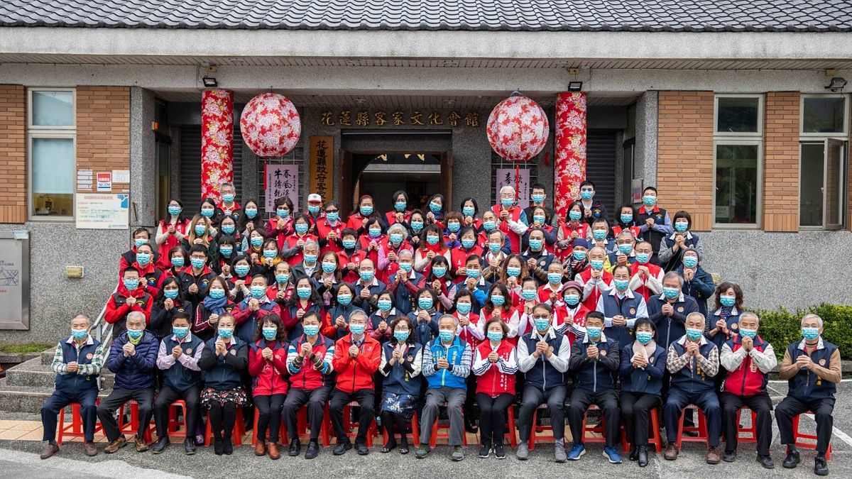 花蓮縣政府客家事務處召集花蓮縣多個客家拍攝新春團拜影片(圖/花蓮縣政府客家事務處提供) 花蓮縣政府客家事務處召集花蓮縣多個客家拍攝新春團拜影片(圖/花蓮縣政府客家事務處提供)