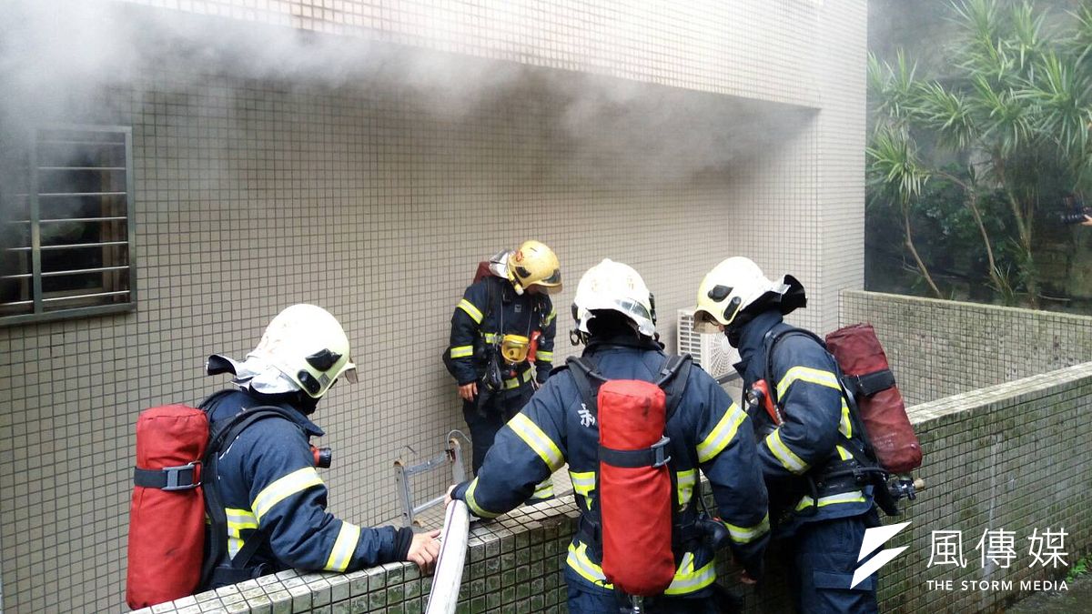 消防隊全力搶救。( 新北市消防局提供 ) 消防隊全力搶救。( 新北市消防局提供 )