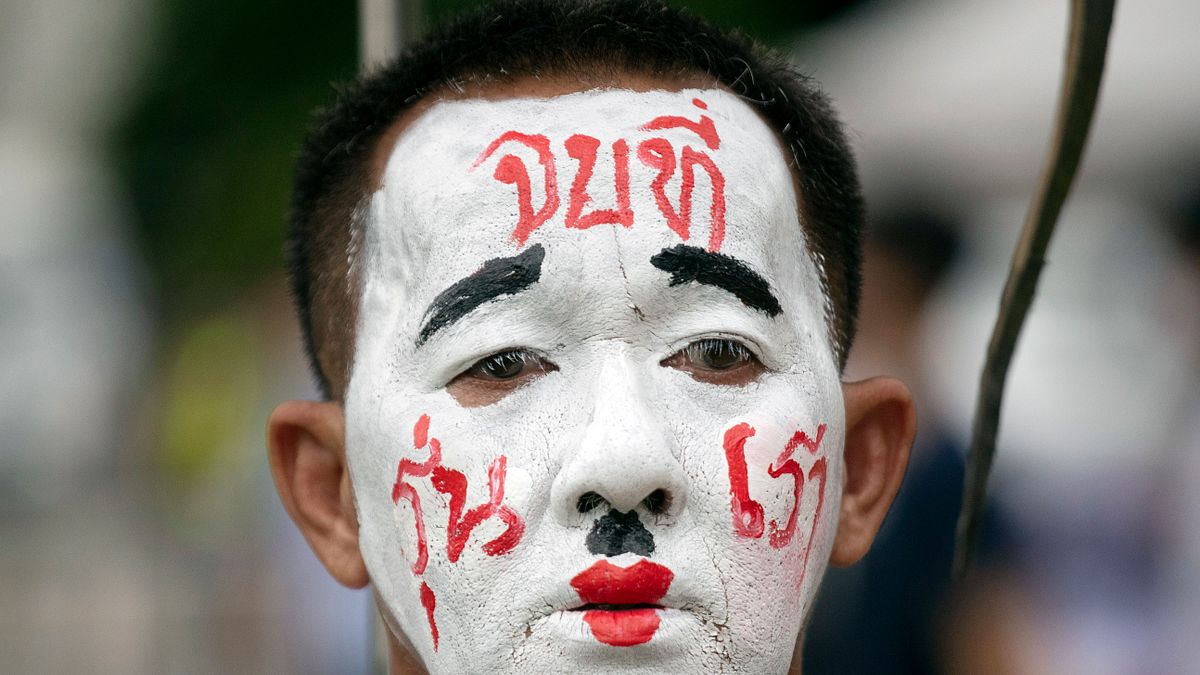 泰國年輕族群近一個月發起反政府示威抗議行動,要求總理下台並檢討君主制,一名示威者臉上寫著「終結在我們這世代」的字樣。(AP) 泰國年輕族群近一個月發起反政府示威抗議行動,要求總理下台並檢討君主制,一名示威者臉上寫著「終結在我們這世代」的字樣。(AP)