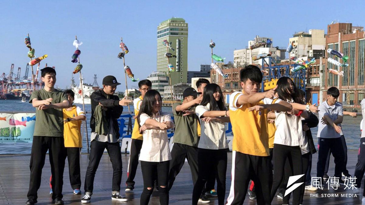 基隆學子在海洋廣場上熱舞快閃,鼓勵市民響應節電競賽。(圖/張毅攝) 基隆學子在海洋廣場上熱舞快閃,鼓勵市民響應節電競賽。(圖/張毅攝)
