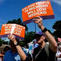 2025年6月30日、デモ参加者たちは段ボール製の棺を持ってアメリカ合衆国議会ビルの前に集まり、トランプ大統領による大幅減税と支出削減を目的とした「大そして美しい法案」に抗議した。ポスターには「ミシガンでは33万1,000人が連邦医療補助を失う」と書かれている。(AP通信) 2025年6月30日、デモ参加者たちは段ボール製の棺を持ってアメリカ合衆国議会ビルの前に集まり、トランプ大統領による大幅減税と支出削減を目的とした「大そして美しい法案」に抗議した。ポスターには「ミシガンでは33万1,000人が連邦医療補助を失う」と書かれている。(AP通信)