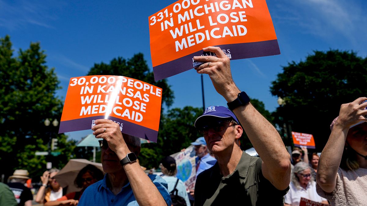 2025年6月30日、デモ参加者たちは段ボール製の棺を持ってアメリカ合衆国議会ビルの前に集まり、トランプ大統領による大幅減税と支出削減を目的とした「大そして美しい法案」に抗議した。ポスターには「ミシガンでは33万1,000人が連邦医療補助を失う」と書かれている。(AP通信) 2025年6月30日、デモ参加者たちは段ボール製の棺を持ってアメリカ合衆国議会ビルの前に集まり、トランプ大統領による大幅減税と支出削減を目的とした「大そして美しい法案」に抗議した。ポスターには「ミシガンでは33万1,000人が連邦医療補助を失う」と書かれている。(AP通信)