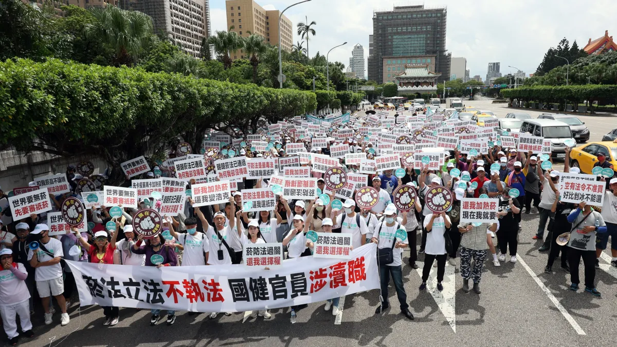 彭華幹控訴國健署審加熱菸健康風險評估牛步化,今(6)日率眾在總統府前向蔡英文總統表達不滿。(圖/彭華幹提供)