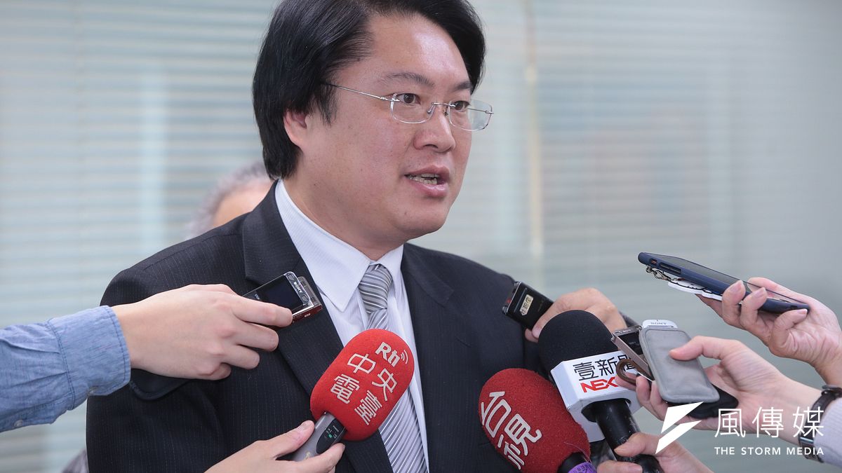 曾在黨主席卓榮泰就任前代理黨主席一職的基隆市長林右昌(見圖)認為,當初3月6日通過的總統初選期程,是黨中央誤判,卓榮泰應為此道歉。(資料照,顏麟宇攝) 曾在黨主席卓榮泰就任前代理黨主席一職的基隆市長林右昌(見圖)認為,當初3月6日通過的總統初選期程,是黨中央誤判,卓榮泰應為此道歉。(資料照,顏麟宇攝)