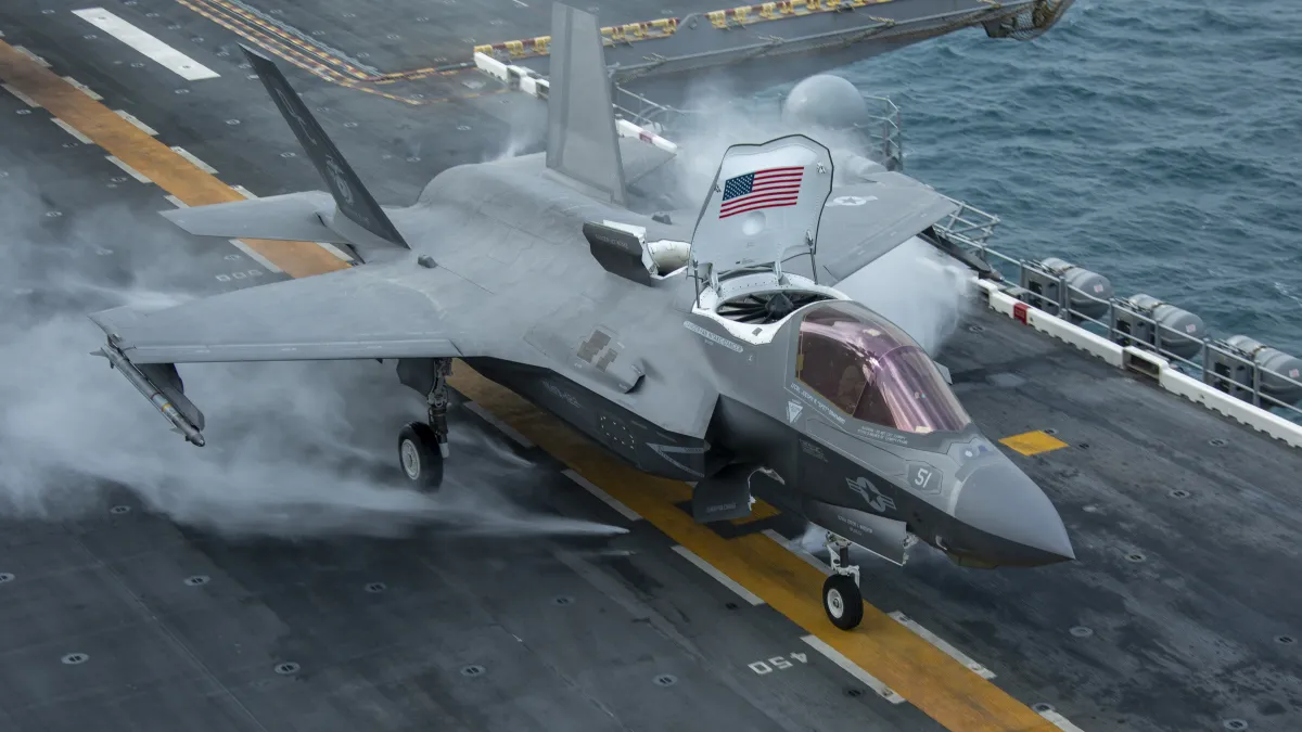 F-35的造價過高最近再度引發爭議,不過包括《紐約時報》與美國智庫均認為,這款第五代戰機依舊是美國面對中俄時最關鍵的戰力。(美國海軍官網)