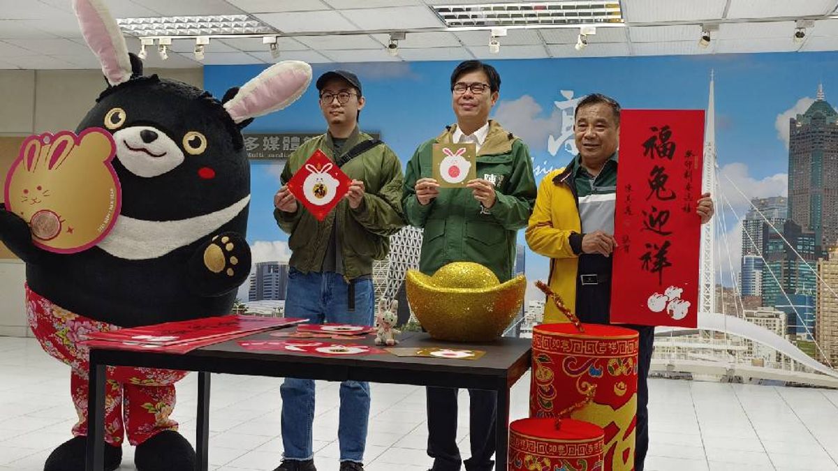 市長陳其邁偕同書法莊永固老師、設計師林士揚,一同介紹春聯、斗方春聯及開運小紅包等新春小物。(圖/徐炳文攝) 市長陳其邁偕同書法莊永固老師、設計師林士揚,一同介紹春聯、斗方春聯及開運小紅包等新春小物。(圖/徐炳文攝)