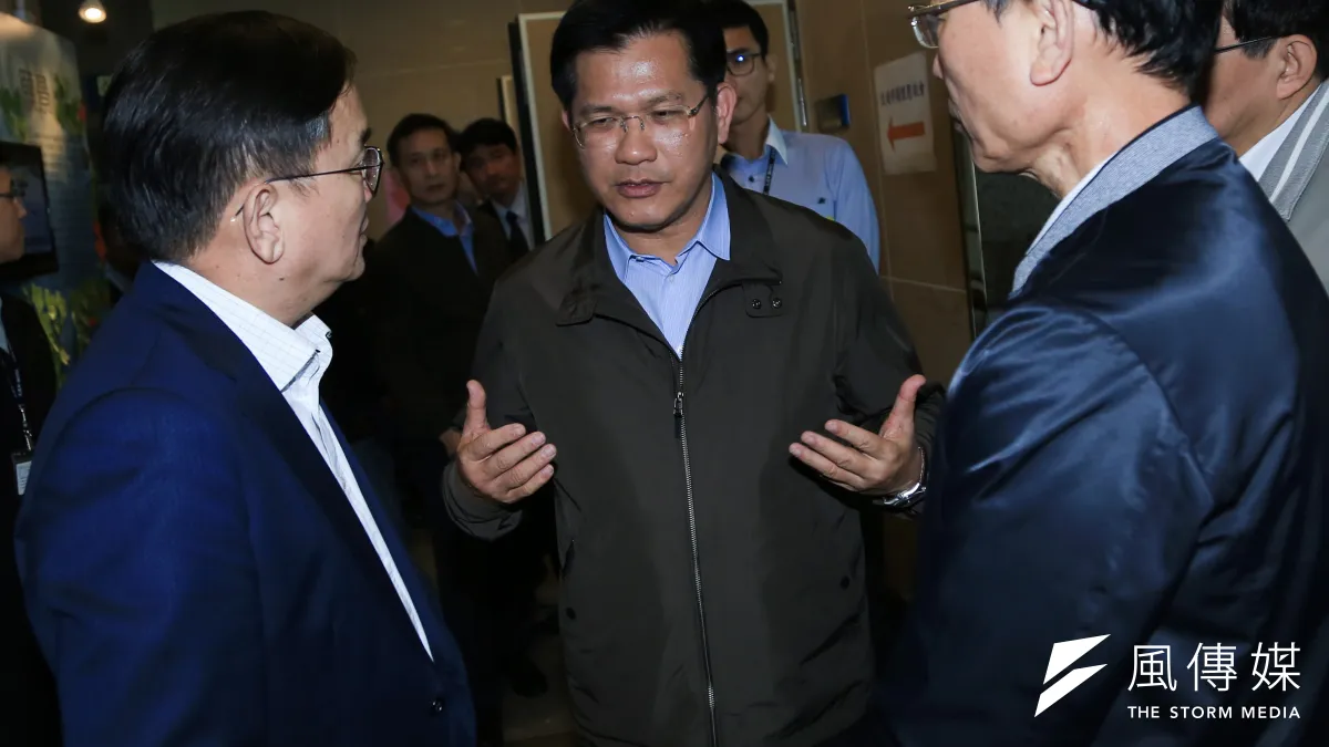 交通部長林佳龍24日出席普悠瑪罹難者家屬懇談會,在會中建議將理賠提高到1320萬元,並打算向日商求償,但立委、家屬對此仍不滿意。 (簡必丞攝)