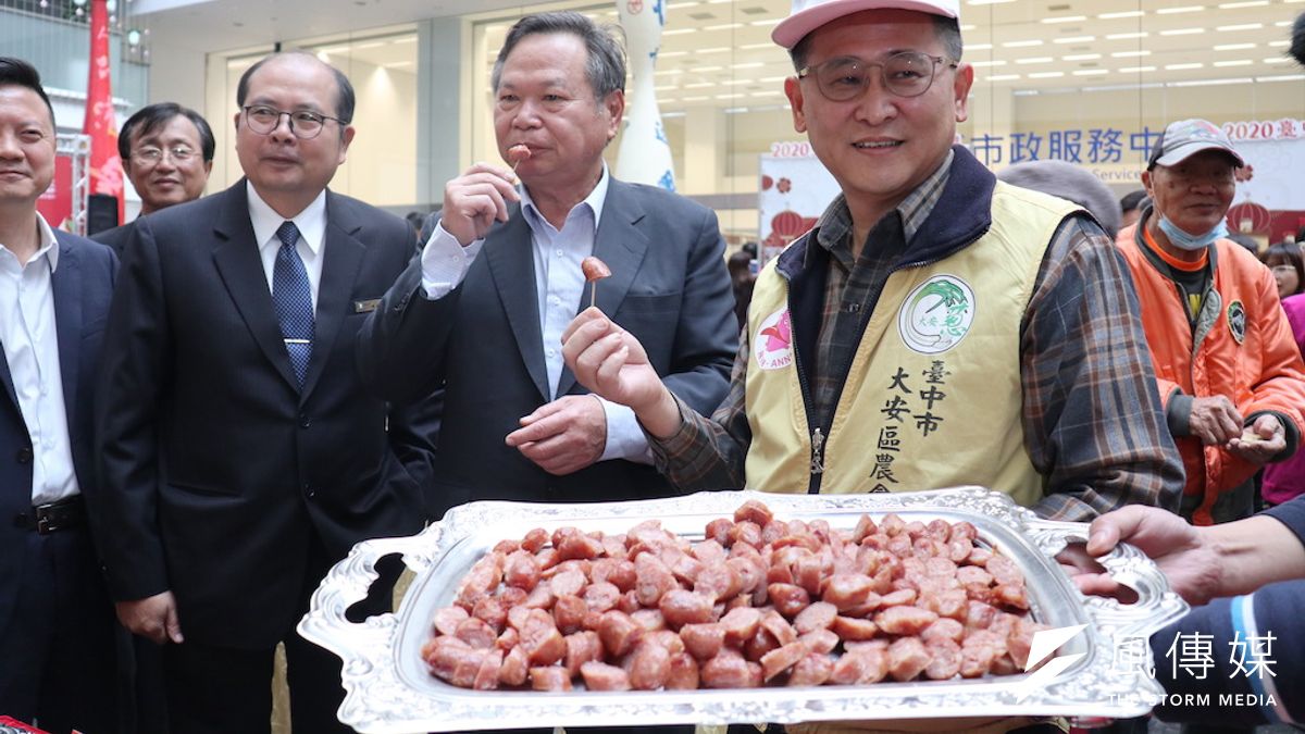台中市府農業局結合各區農會推出年節伴手禮,農業局長蔡精強品嘗大安農會的飛天豬香腸。(圖/記者王秀禾攝) 台中市府農業局結合各區農會推出年節伴手禮,農業局長蔡精強品嘗大安農會的飛天豬香腸。(圖/記者王秀禾攝)