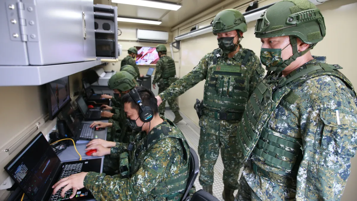 漢光演習進行中,圖為心戰車作業與偽裝情形。(取自軍聞社)