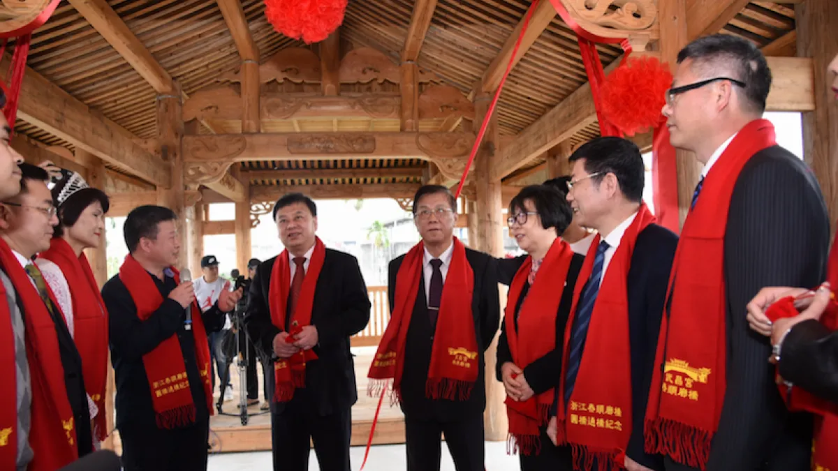 南投縣長林明溱跟與來自兩岸的貴賓聯手進行浙江泰順全木造廊橋集集通橋剪綵儀式,並上橋祈福揭牌。(圖/南投縣政府提供)