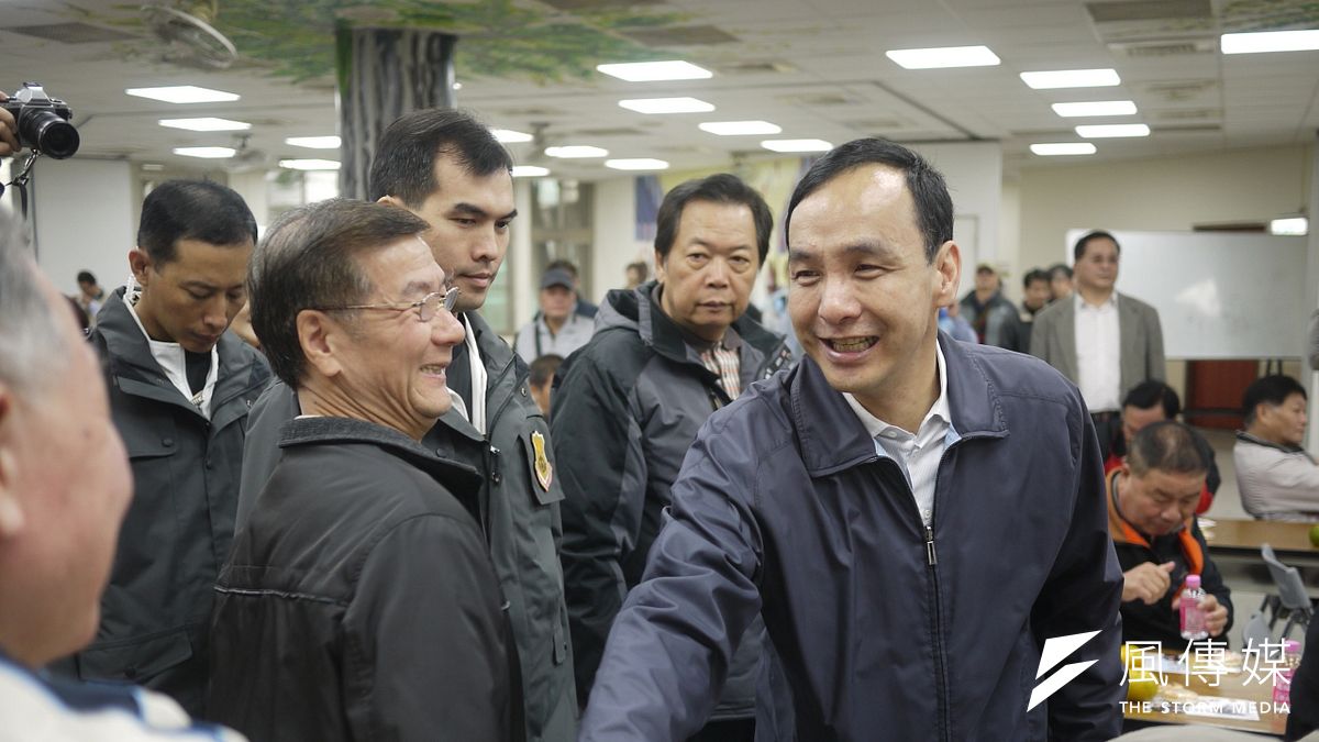 國民黨總統參選人朱立倫8日回到新北市「固樁」,連跑板橋與土城2大票倉。(羅暐智攝) 國民黨總統參選人朱立倫8日回到新北市「固樁」,連跑板橋與土城2大票倉。(羅暐智攝)