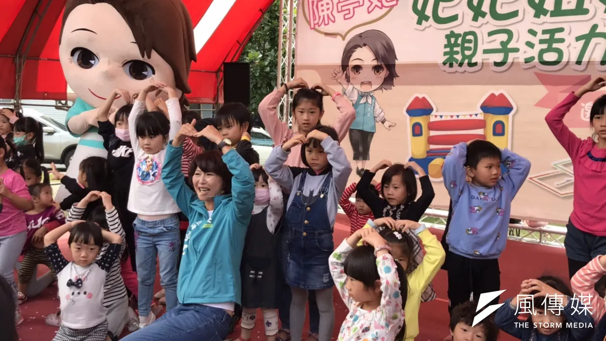 民進黨立委候選人陳亭妃在選區內舉辦軟性的親子活動,期盼可以吸引更多選民的支持、關注,現場也湧入大量的民眾參與。(黃信維攝)