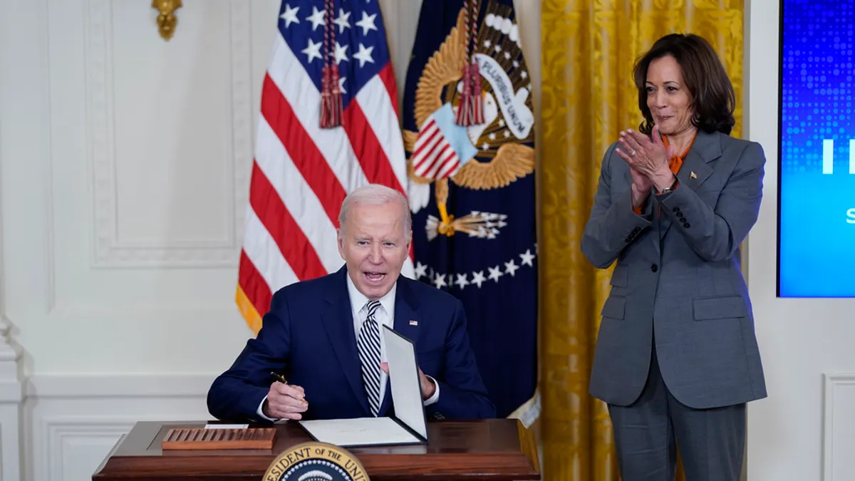 美國及歐洲多年來都藉由嬰兒潮一代財富支撐國內消費;Covid-19疫災後更紛紛力採貨幣財政刺激,以直接撒幣大幅擴張國民可消費財富,其結果是,疫災後股票房地產價格普遍上漲,更增加嬰兒潮世代財富的進一步膨脹。 (美聯社) 美國及歐洲多年來都藉由嬰兒潮一代財富支撐國內消費;Covid-19疫災後更紛紛力採貨幣財政刺激,以直接撒幣大幅擴張國民可消費財富,其結果是,疫災後股票房地產價格普遍上漲,更增加嬰兒潮世代財富的進一步膨脹。 (美聯社)